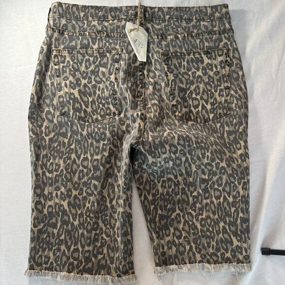 NEW! EASEL Womens Distressed Knee Length Leopard Raw Hem Shorts Size Large - Picture 10 of 12